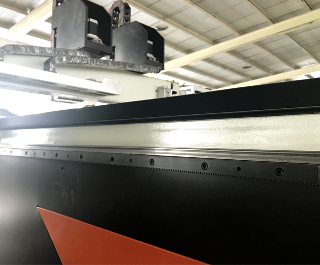 Riel del gremio de la m&aacute;quina de madera