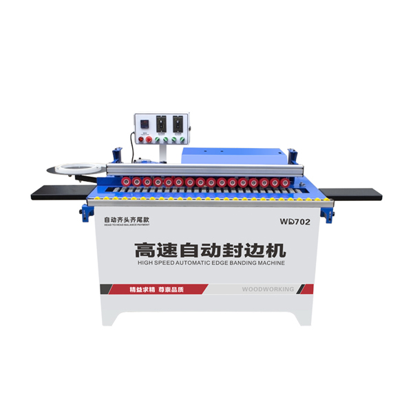 Cliente de Malasia, el Sr. Batela, compra una máquina de bandas de borde pequeño superestrella