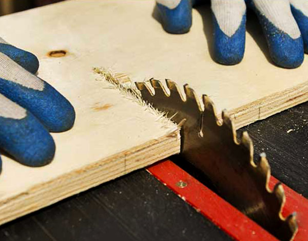 Inspección y ajuste de falla de sierra de mesa deslizante manual